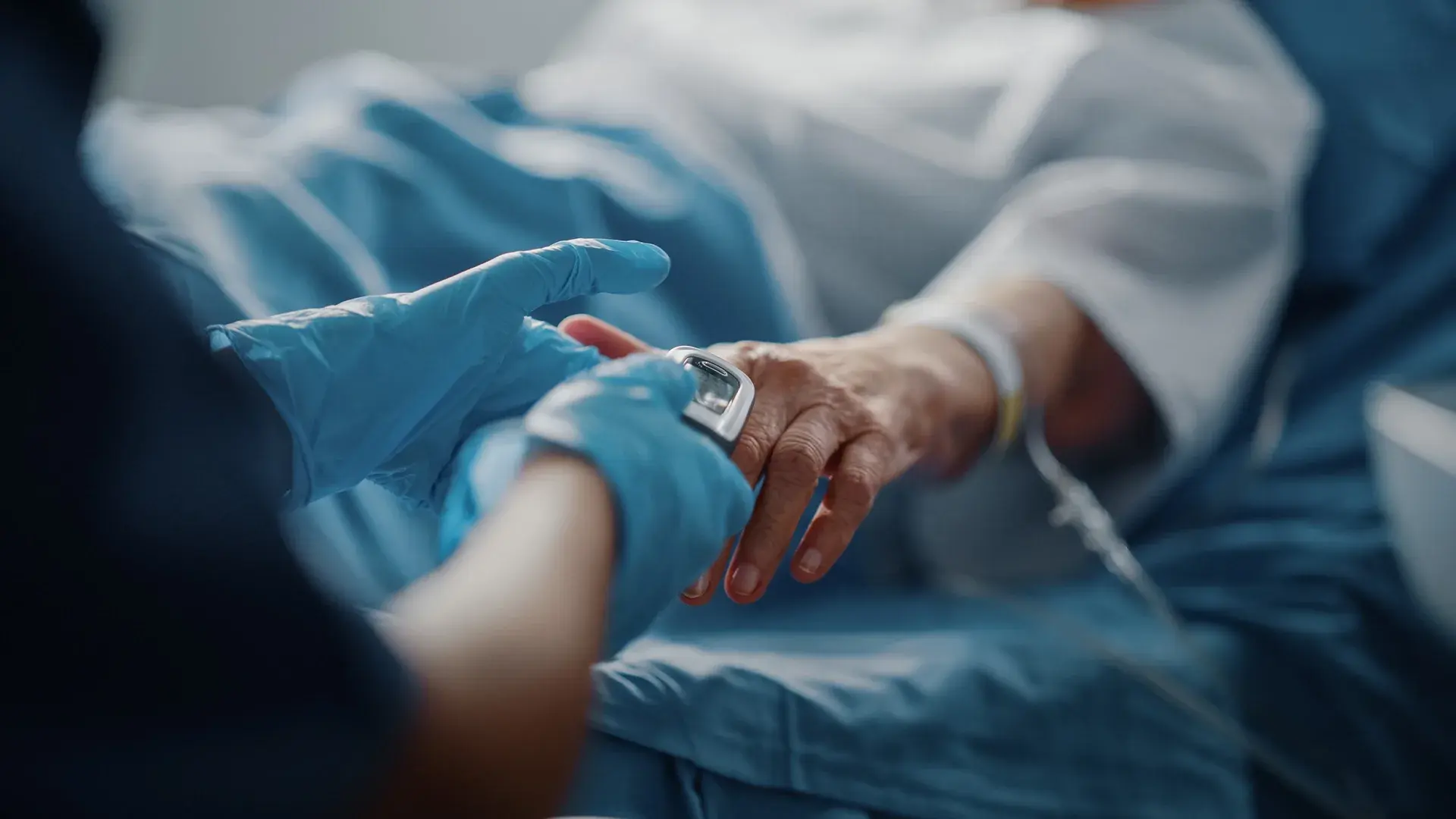 Profissional aferindo pressão arterial de paciente domiciliar.